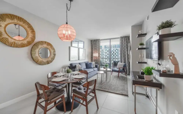 Downtown Doral Condo w-Free Parking