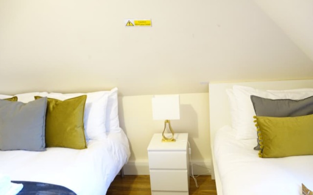 London Heathrow Airport Rooms R.C by C&P