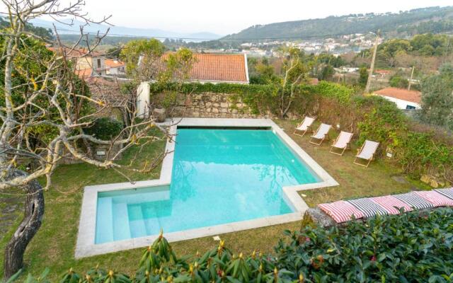 Liiiving in Moledo Historical Pool Villa