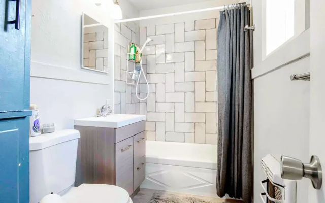 2BR Cozy House Near Plaza District