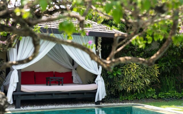 Elegant Private Villa, 3 BR, Seminyak With Staff