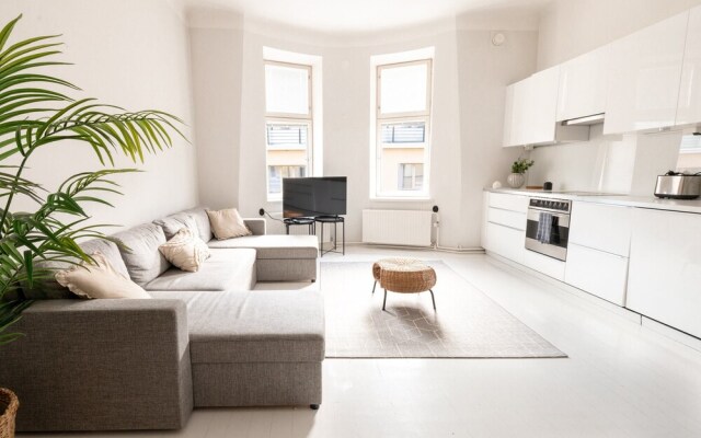 2ndhomes Deluxe 2BR Top Floor Apartment