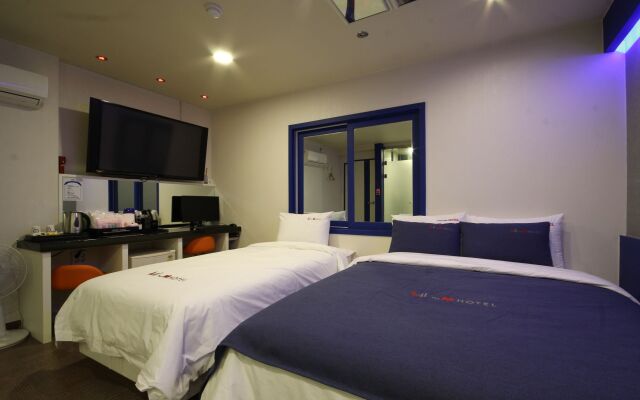The M Hotel