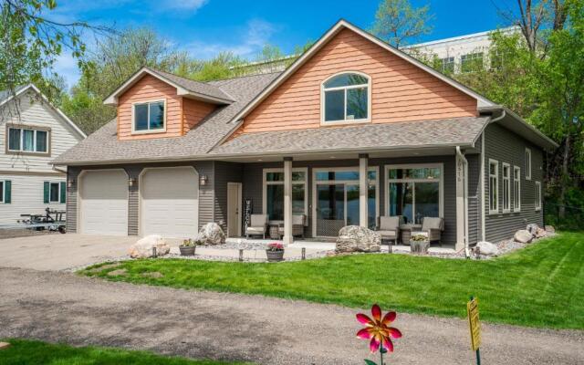 Moonlight Cove - Lakeside Lodge