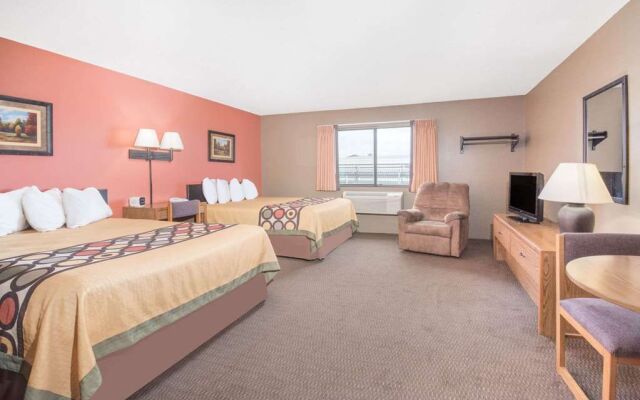 Super 8 by Wyndham Warroad