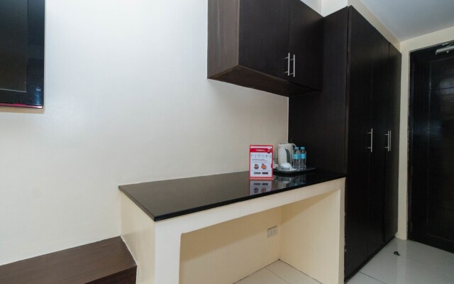 RedDoorz near Quezon City Circle