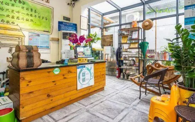 Zhiqingchun Theme Youth Hostel