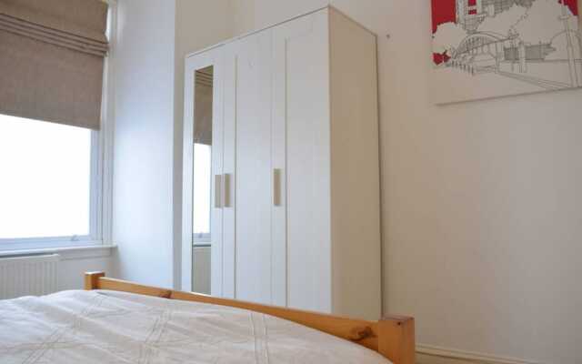 Stylish And Bright 2 Bedroom Flat With Garden