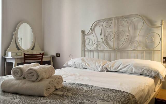 JOIVY Wooden Guerrini Apartment