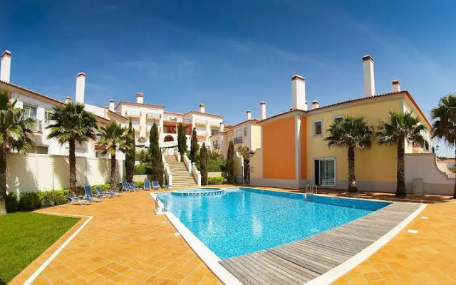 Praia Del Rey Residence