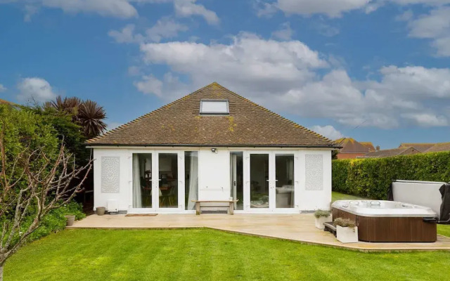 Beach House for 8 With hot tub Garden