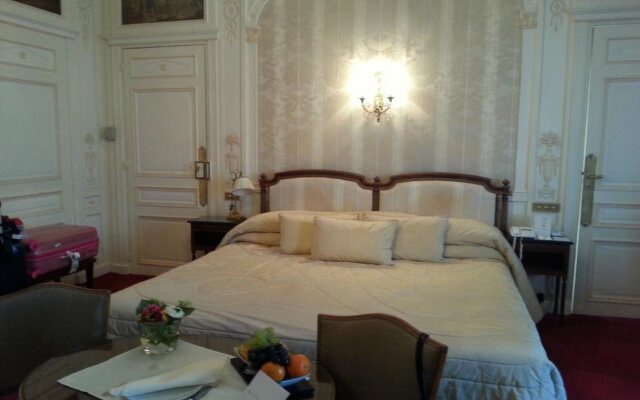 Hotel Raphael