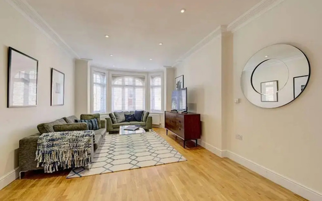 Bright Three Bedroom Apartment in Hammersmith, London
