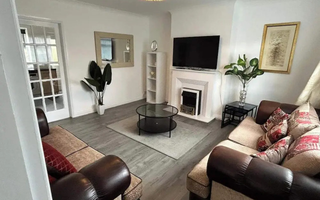 Cosy 3-bed Retreat - Garden, Parking & Bbq
