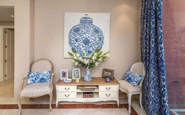 Luxury 2-bed Apartment in Elviria W/pool