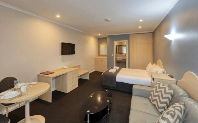 Charles Rasp Motor Inn & Cottages