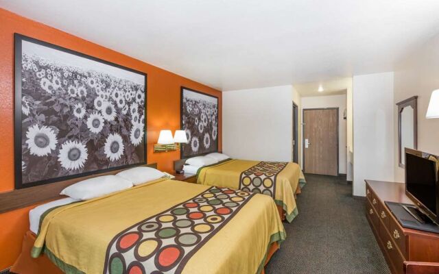 Super 8 By Wyndham Holton