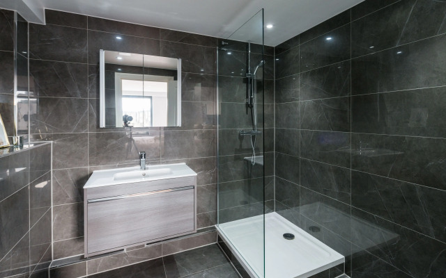 The Carlyle - Elegant Serviced Apartments