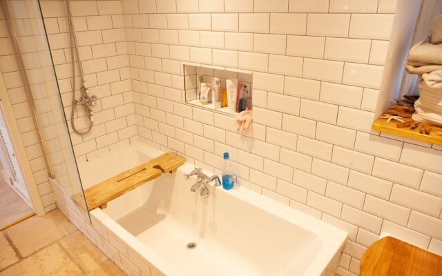 1 Bedroom Flat With Garden in Bristol