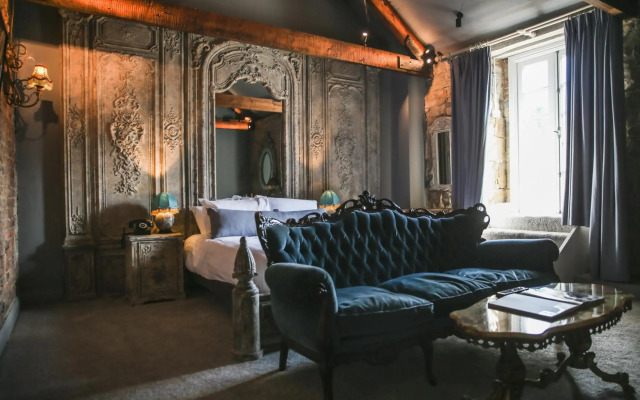 Le Petit Chateau & William de Percy
