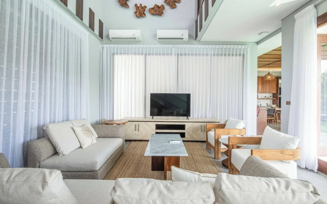 5-br Beach Villa in Canggu Overlooking Rice Fields – Guest Rooms – Pererenan