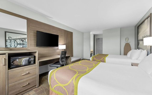 Super 8 by Wyndham Saskatoon Near Saskatoon Airport