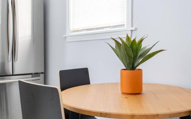 Stylish and Cute 2BR Apartment Near Wrigley!