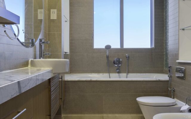 Sleek & Serene Apartment w/ Stunning Marina Views