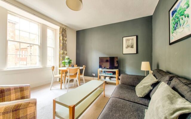 Amazing Location! - Lovely Rose St Apt in New Town