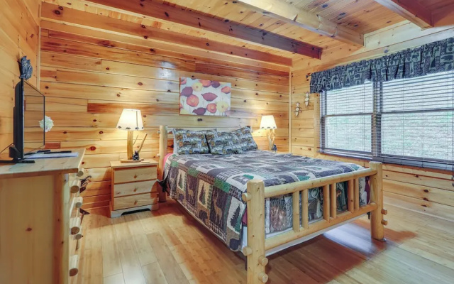 The Dreamer's Nest Sevierville Cabin w/ Hot Tub!