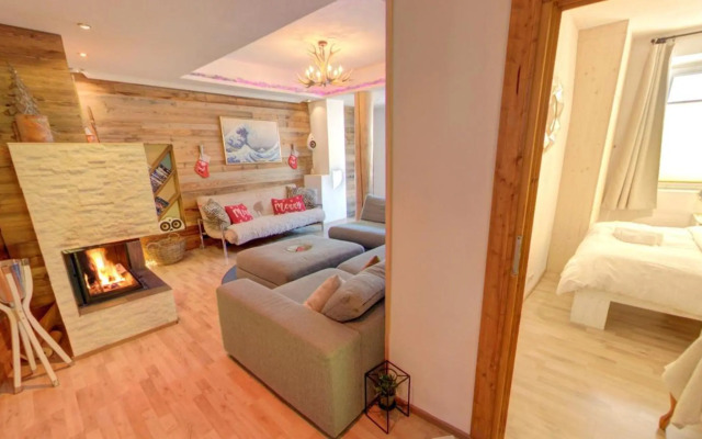 DMG - 'Large, Luxurious Ground Floor' Apartment