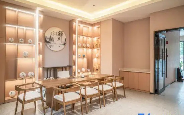 IU Hotel· Linxiang District Government Store, Lincang City
