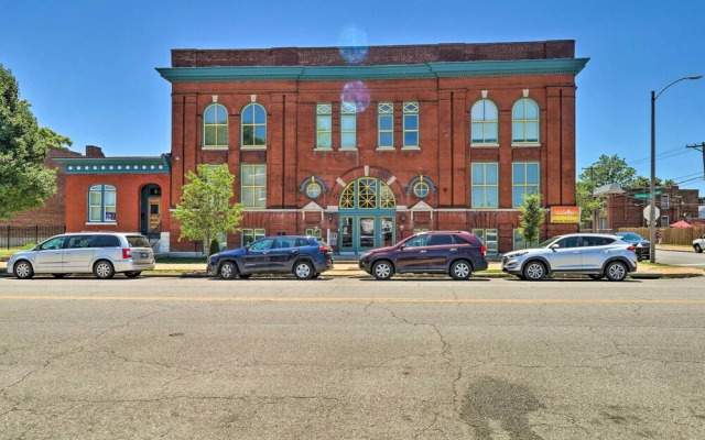 St Louis Apartment: Walk to Eating & Entertainment