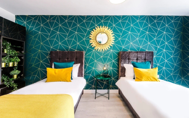 5 Bed House Manchester by MCR Dens