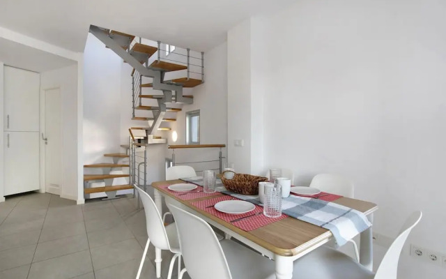 Beautiful Duplex Facing The Beach