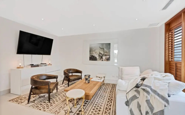 Modern Oasis Stunning Views of Golf Course River
