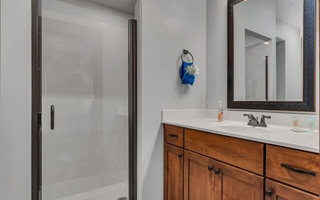 Rockwood Lake Lodge 7 Bedroom Home by RedAwning