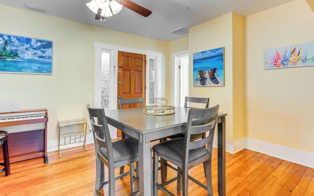 Walk to Manatee River: Palmetto Unit w/ Sunroom