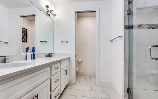 Cozysuites Luxe 3BR Uptown Home Great Rooftop