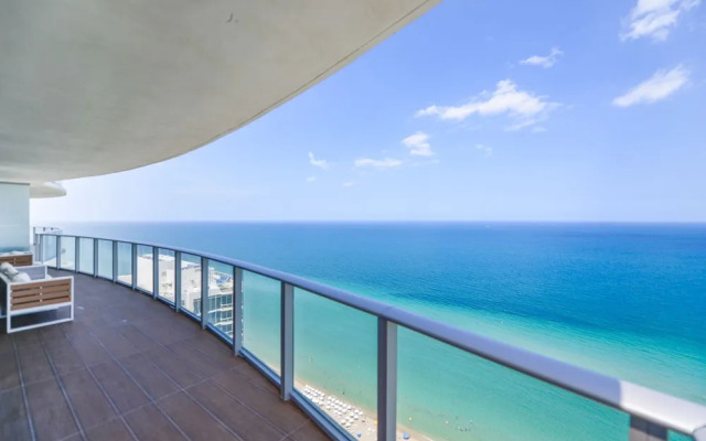 Oceanfront Luxury Hyde Beach Condo