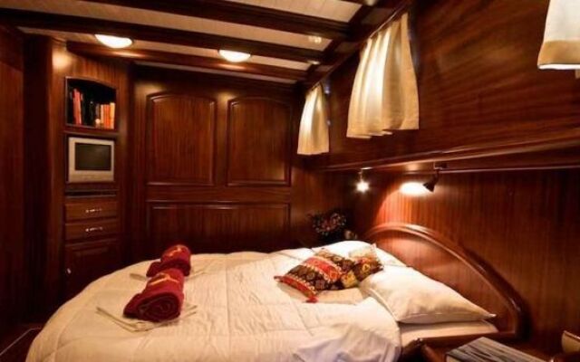 Plaghia Charter Boat&Breakfast