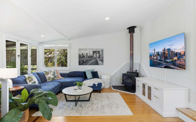 Tranquil 2-bed Family Home With Deck Among Trees – Guest Rooms – Brisbane