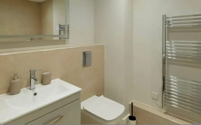 Luxury Manchester Apartment - Blue