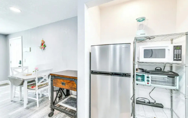 Backyard Hangouts: Bradenton Home Near Dining!