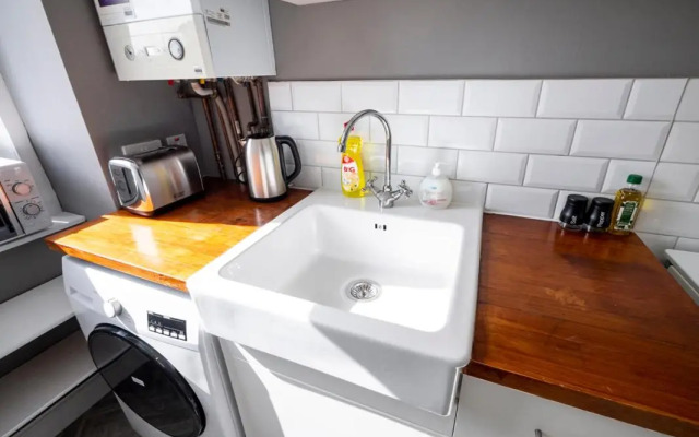 New Superhost Listing: Bright flat nr. University