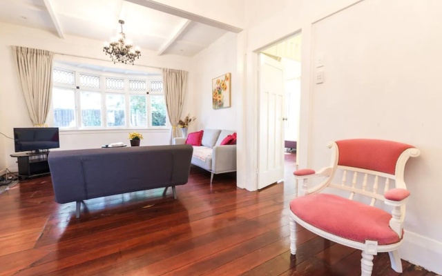 Heritage 4 Bedroom Bungalow – Guest Rooms – Auckland