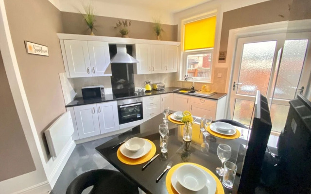 Blackpool Abode - Buttercup Suite