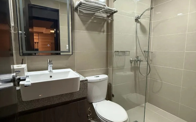 Room-3 Bedroom Executive Suite Room wit