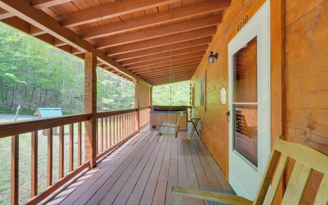 Cabin w/ Hot Tub ~ 6 Mi to Downtown Gatlinburg!