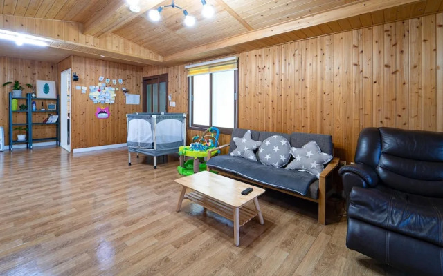 Jeju Haebaragi Pension